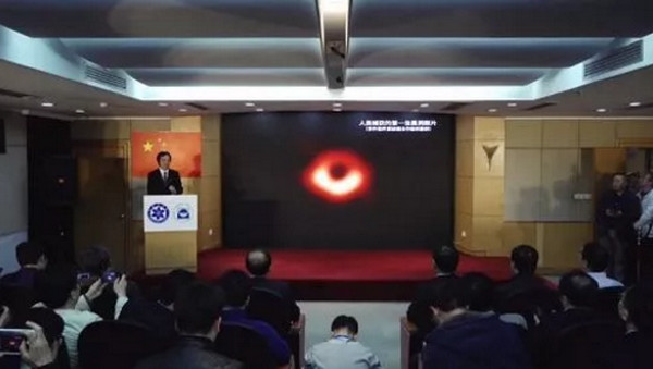 1555135662254670.jpg 配图1 人类首张黑洞照片问世.jpg