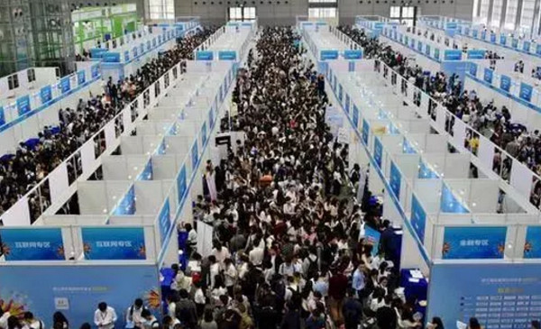1555379544958880.jpg 配图4 广东实行择业期政策,非应届毕业生也可参加校招.jpg