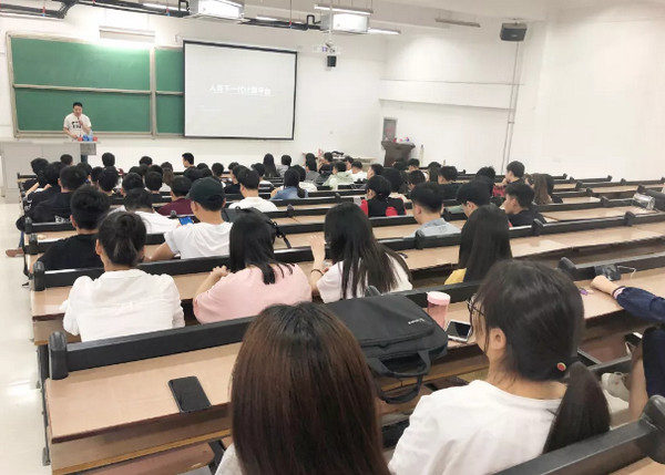 1558317361873796.jpg 配图5 云和数据走进河南经贸职业学院举办就业创业指导系列讲座.jpg