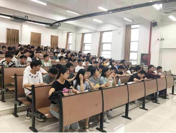 1558317371583285.jpg 配图6 云和数据走进河南经贸职业学院举办就业创业指导系列讲座.jpg